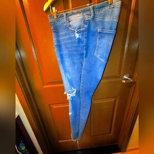 Ladies Old Navy distressed skinny jeans . Sz 20a